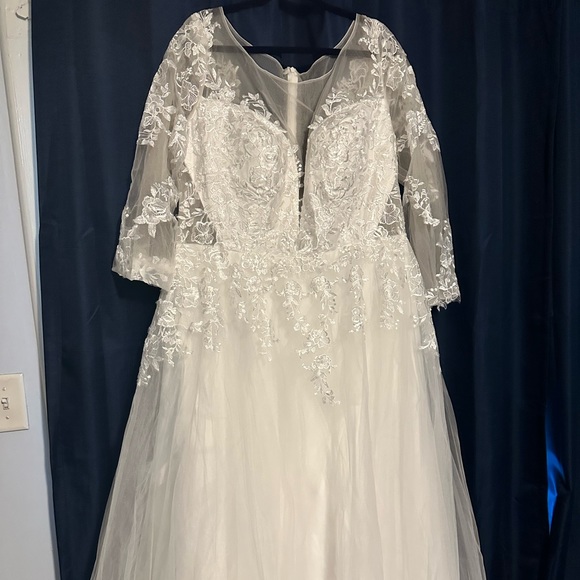 Wedding Dress - Picture 2 of 11